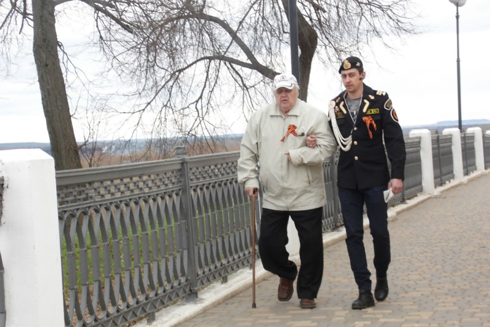 В этот день на улицах города встречаешь и ветеранов с медалями, и служащих солдат с орденами, и будущих молодых офицеров