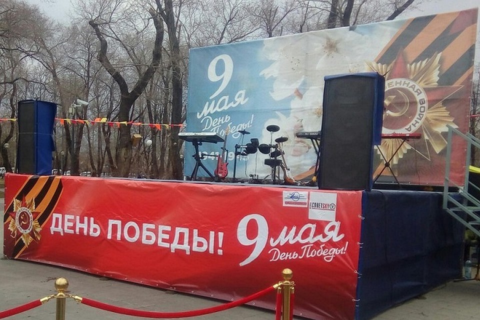 В Комсомольском сквере тюменцы лакомятся солдатской кашей и рассматривают Стену Памяти