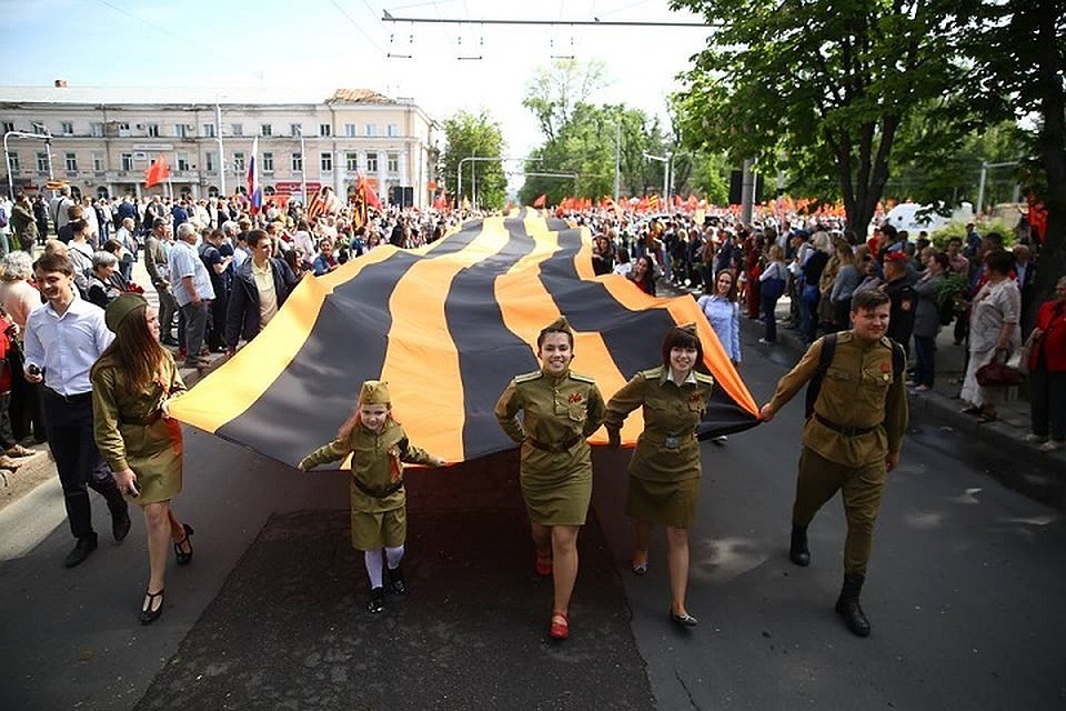 Бессмертный полк в Кишиневе в этом году собрал рекордное количество участников - 100 000 человек. Фото: aif.md