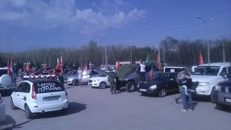 Автолюбители раскрасили свои машины в патриотические цвета