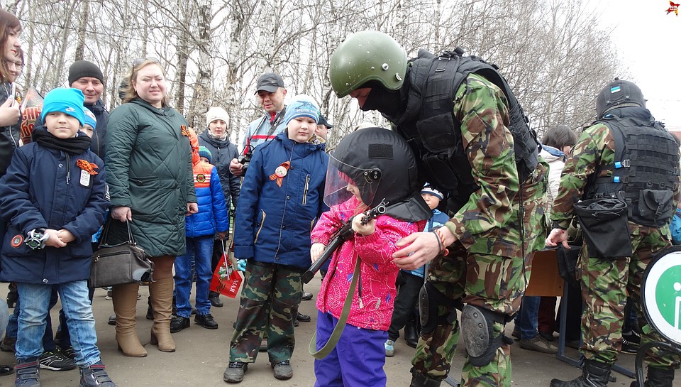 На площадке "под часами" желающие могли примерить бронежилет и подержать в руках автомат