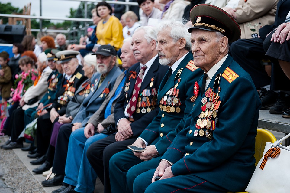 Посмотреть на торжество на почетную трибуну пришли более 200 ветеранов.