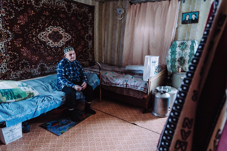 Магруфу Бакиеву в июле будет 92 года и жить здесь, на болоте, для него очень затруднительно