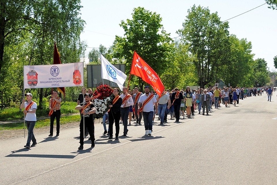 В коллективе БМЗ зародилась еще одна традиция: внутри заводской колонны организовывается и собственный небольшой «Бессмертный полк»