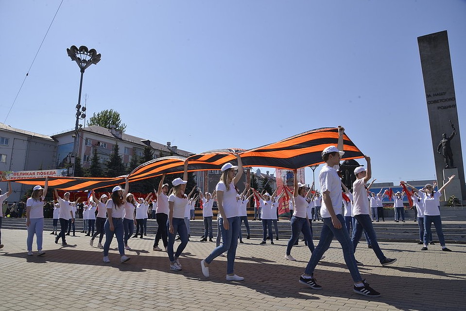 Символ победы развернули на площади Партизан.