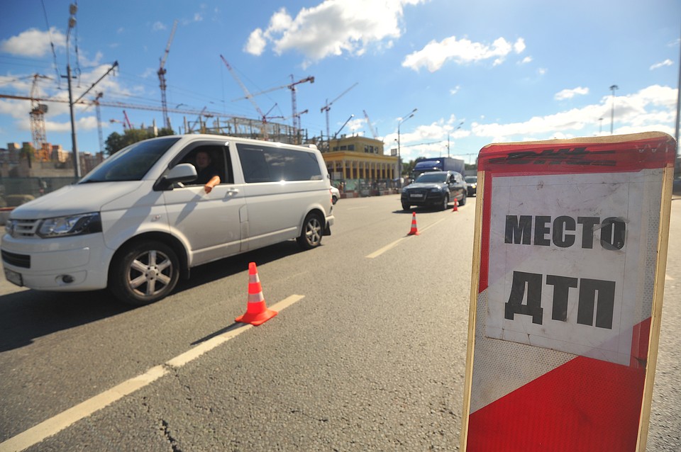 В Островском районе пассажирка автомобиля не пристегнулась ремнем безопасности, выпала из машины и погибла.