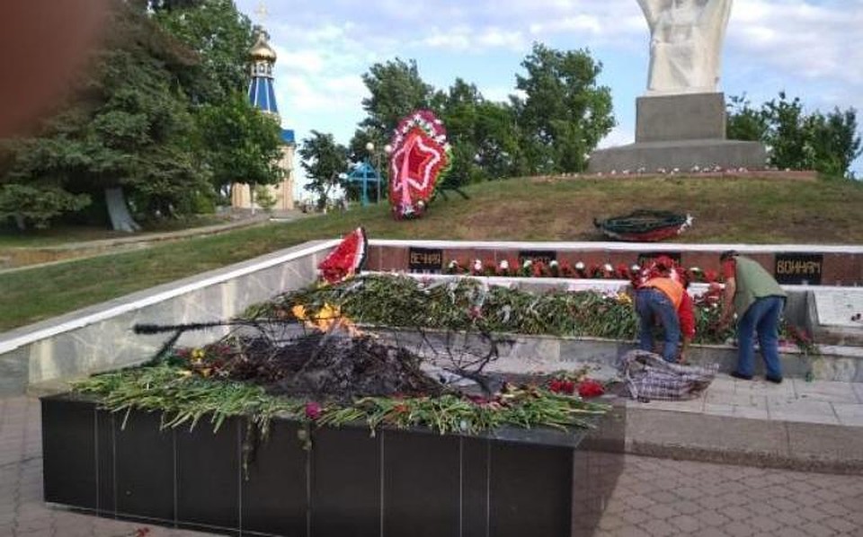 Почему венки сгорели и было ли это актом вандализма - пока неизвестно. Фото: gagauzinfo.md