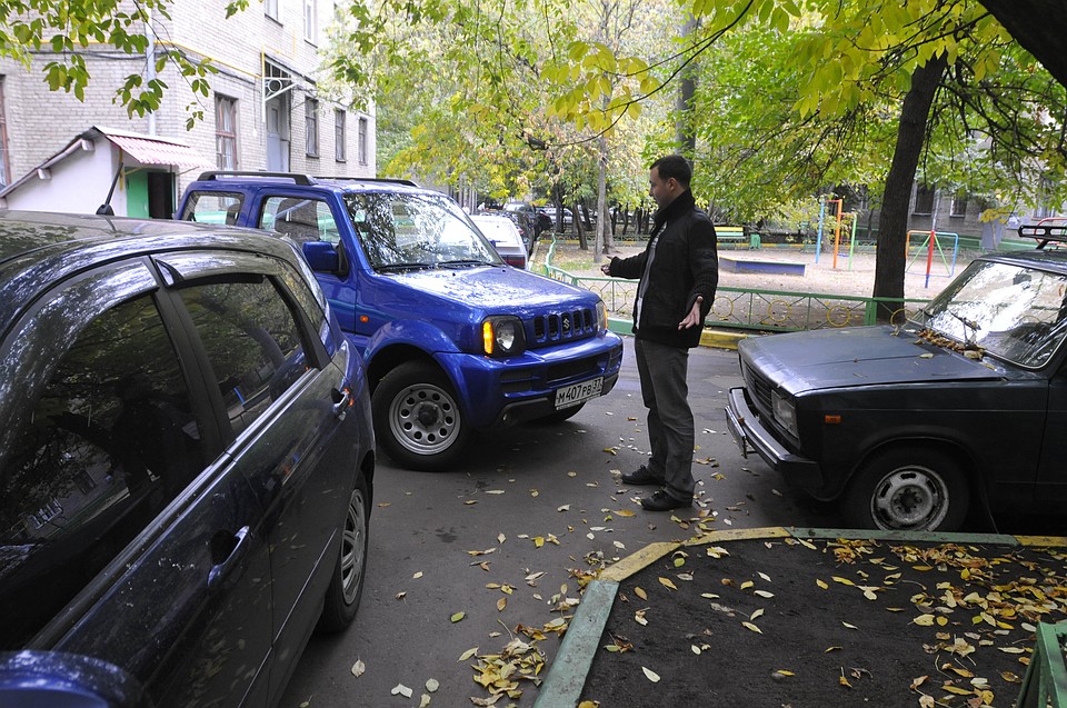 «Доступные парковки» помогут решить проблему возникающих в некоторых дворах тупиков, когда автомобили буквально перекрывают сплошной проезд.