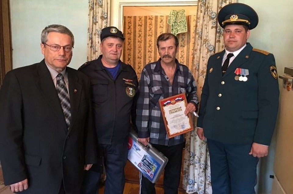 Сибиряков наградили за спасание соседа на пожаре. Фото: ГУ МЧС по НСО