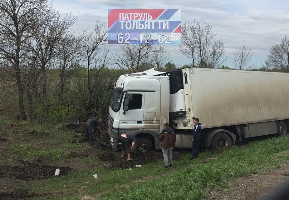 Под Самарой фура вылетела в кювет