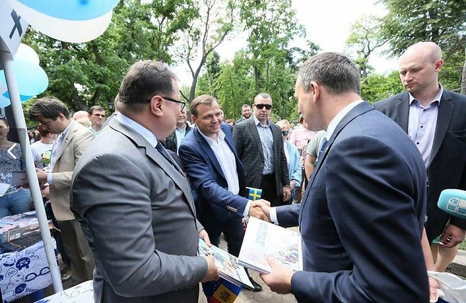 Во время таких "случайных" встреч в парках вершится судьба Молдовы. Фото: actual