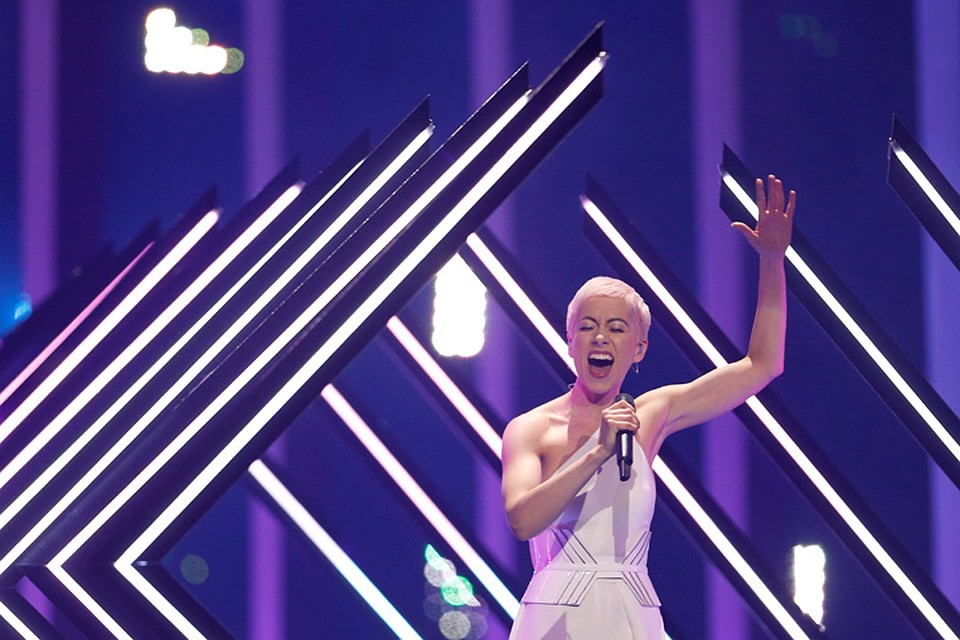 Великобританию на конкурсе представляла SuRie с песней «Storm»