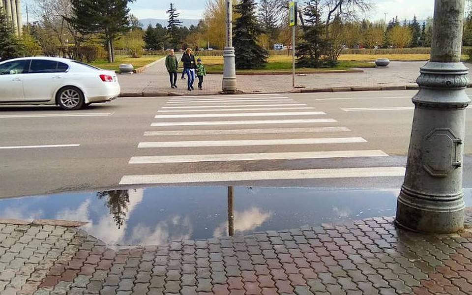 Лужу сложно обойти Фото: Виталий ЧЕУСОВ