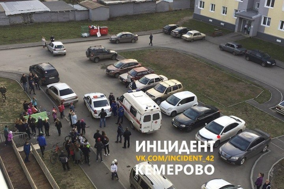В ГИБДД Кемерова рассказали подробности ДТП во дворе дома с наездом на девочку Фото: "Инцидент Кемерово" / "ВКонтакте"