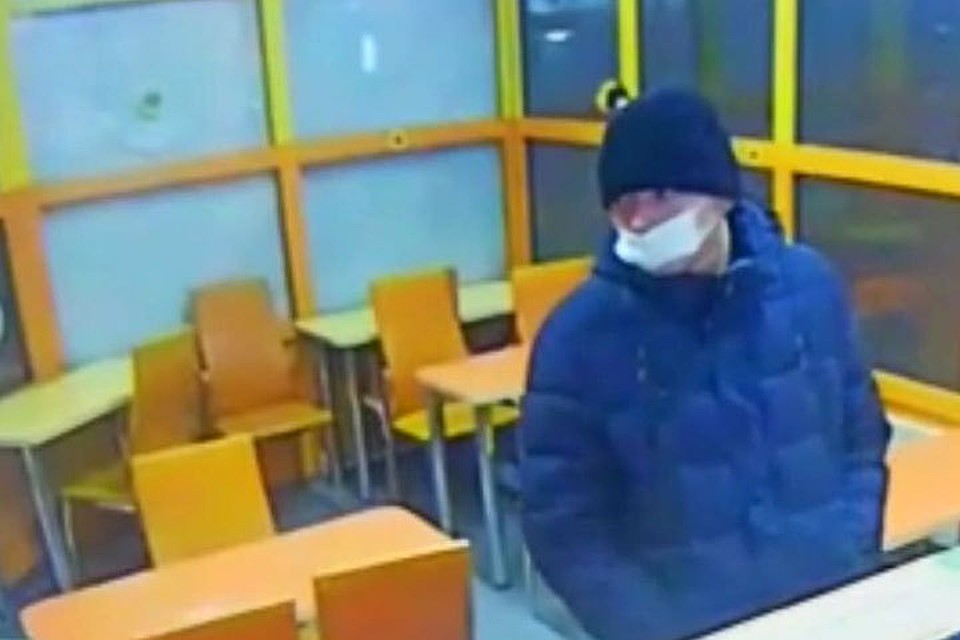 Мужчина в медицинской маске вошел в магазин и достал нож