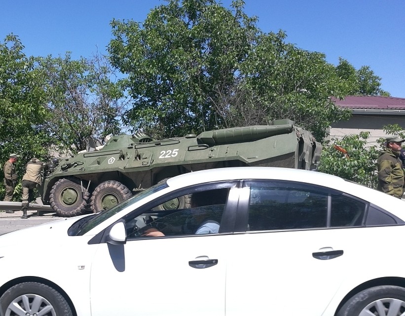 Один БТР смял ограждение на обочине