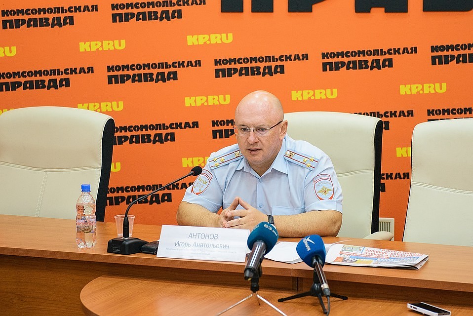 О своем решении Игорь Антонов объявил 14 мая