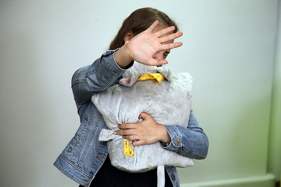 Мужчина насиловал 5-летнюю девочку и снимал процесс на камеру мобильного телефона