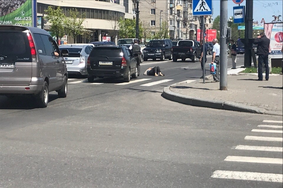 Пожилую женщину сбили в центре Хабаровска на пешеходном переходе