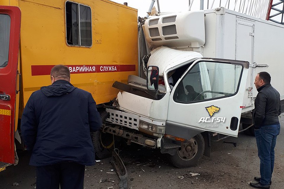 Mitsubishi Canter врезался на Бугринском мосту в стоящий ЗИЛ аварийной службы
