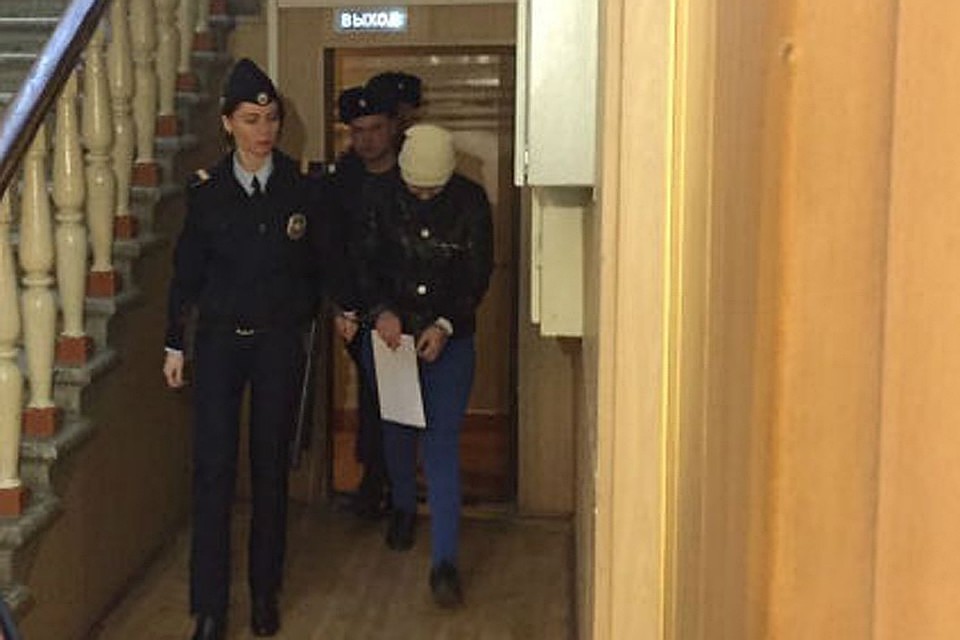 Тихомирову ведут в зал суда. Фото: ГТРК "Кубань"