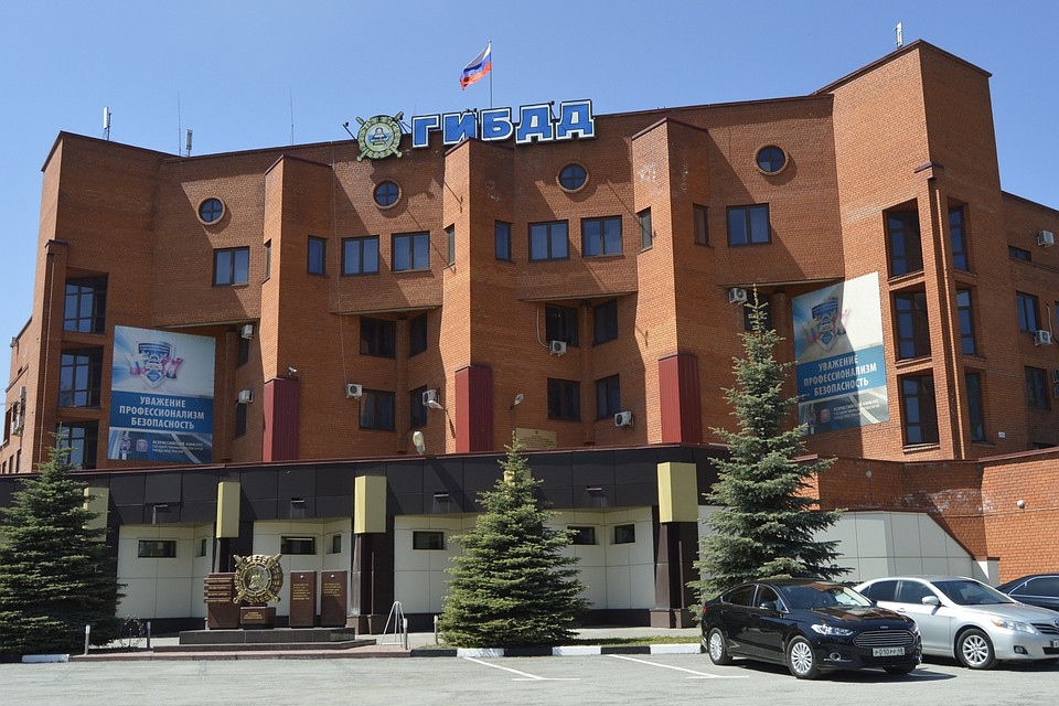 Полицейский ранил коллегу в здании ГИБДД