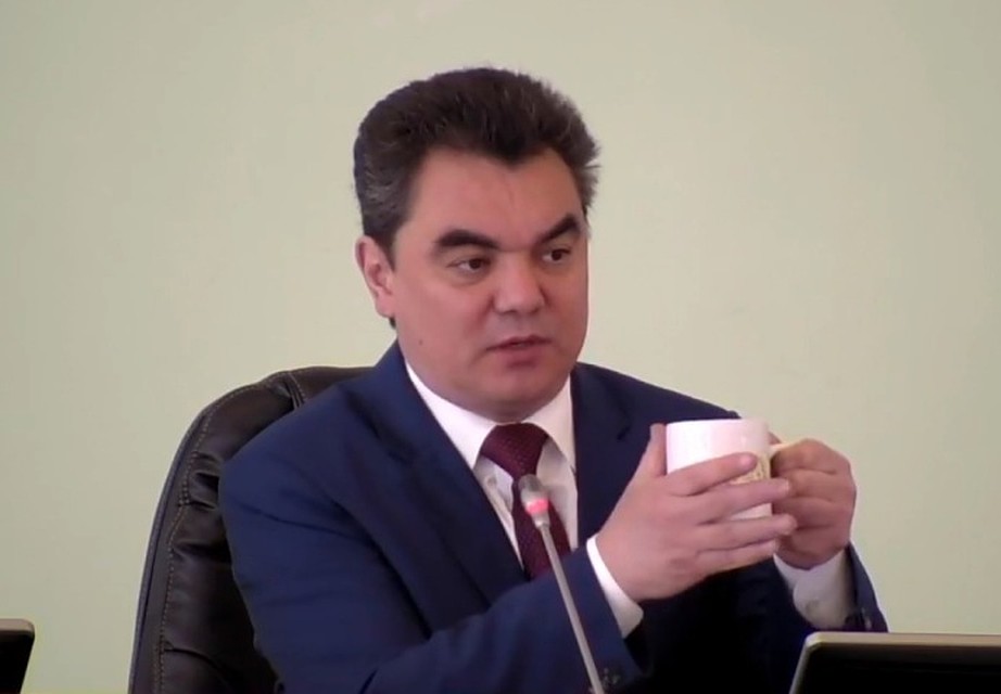 Мэр Уфы рассказал о физике моста на примере кружки с чаем.