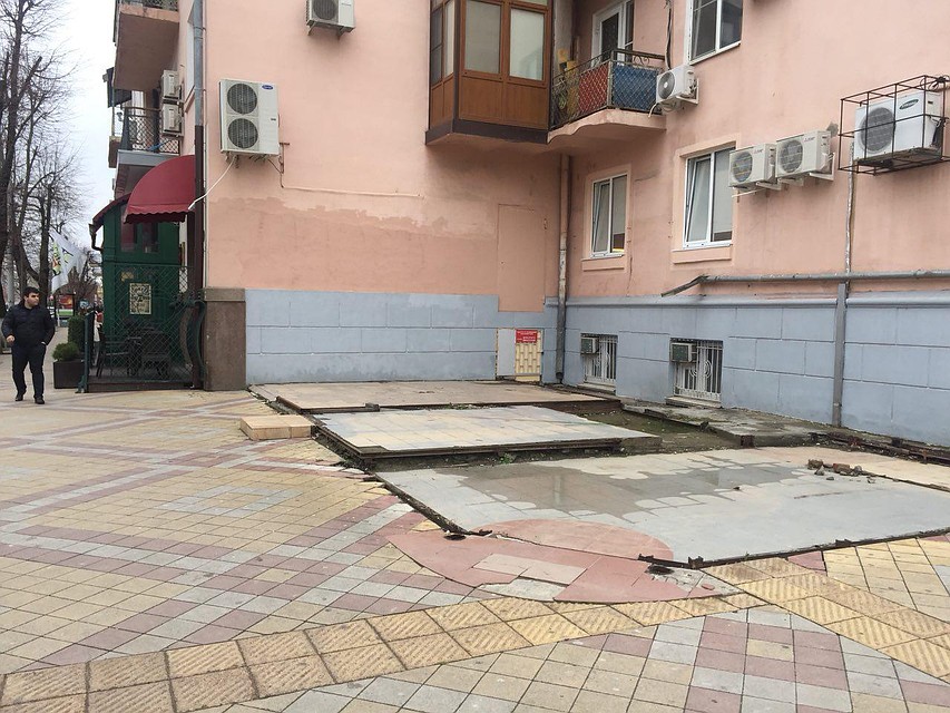 На улицах города продолжается снос незаконных строений