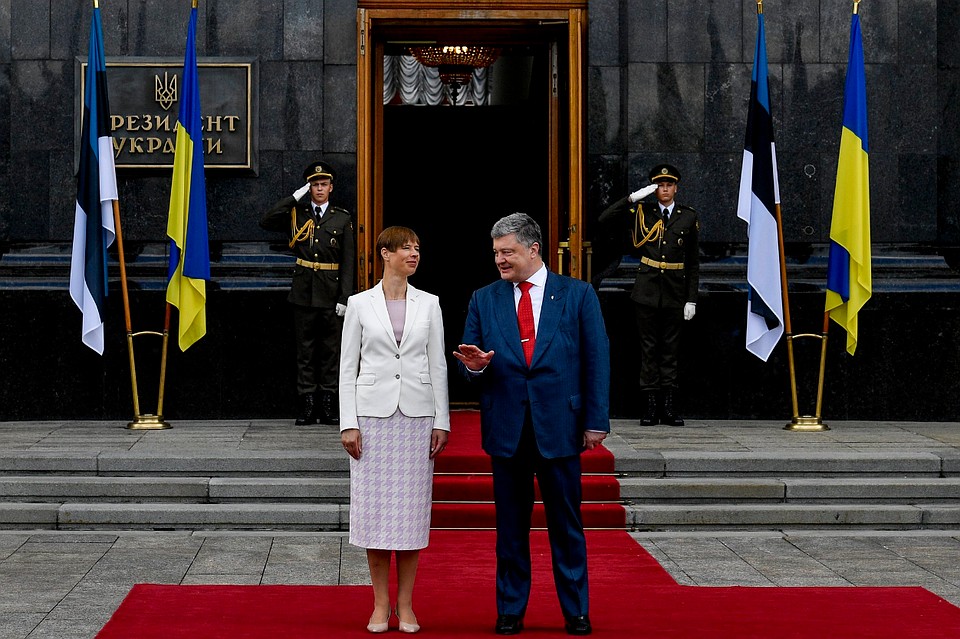Президент Эстонии Керсти Кальюлайд и украинский глава Петр Порошенко в Киеве