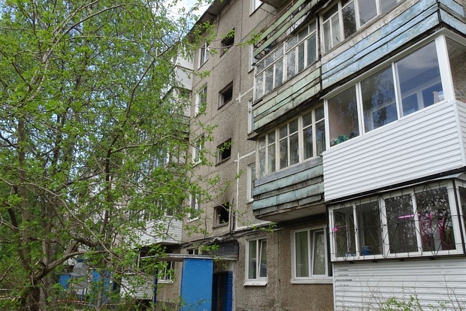 В третьем подъезде дома на улице Свиязева, 50/1 выбиты все стекла.