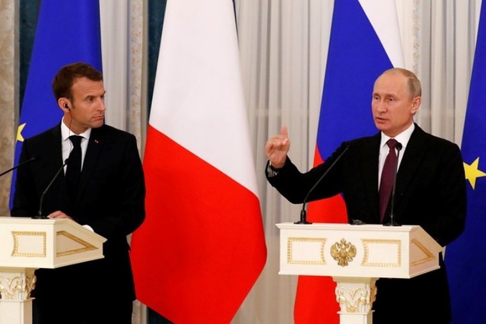 Президенты Франции и России Эммануэль Макрон и Владимир Путин на совместной пресс-конференции в Санкт-Петербурге