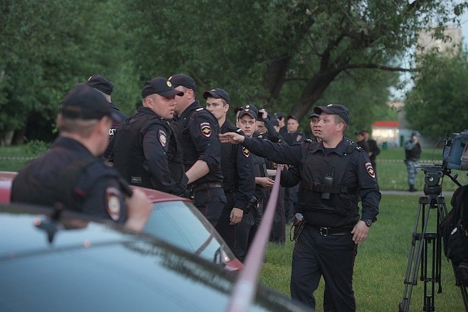 Квартиру, где пьяный мужчина взял в заложники соседей, брали штурмом