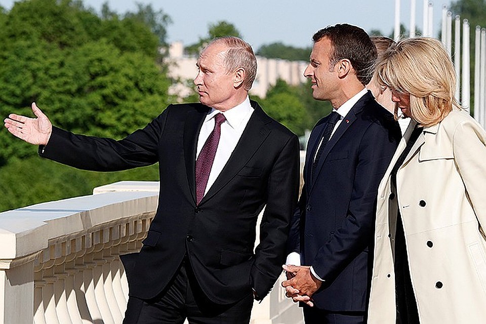 Владимир Путин и Эммануэль Макрон на встрече в Константиновком дворце в Санкт-Петербурге 24 мая 2018 года