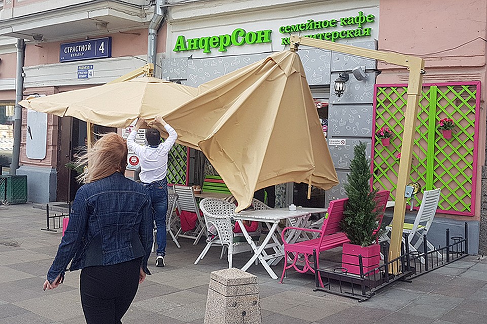Зонт сорвало на летней веранде на Страстном бульваре