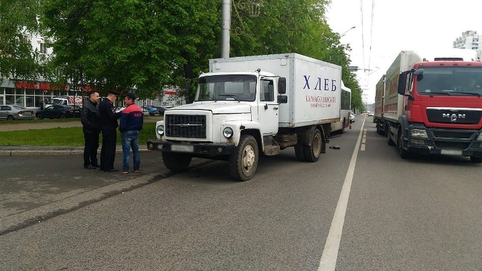 В Уфе пассажирский автобус врезался в хлебовоз
