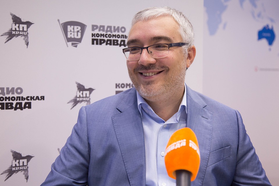 Директор направления `Молодые профессионалы` Агентства стратегических инициатив Дмитрий Песков в открытой студии радио `Комсомольская правда` на XXII Петербургском международном экономическом форуме.