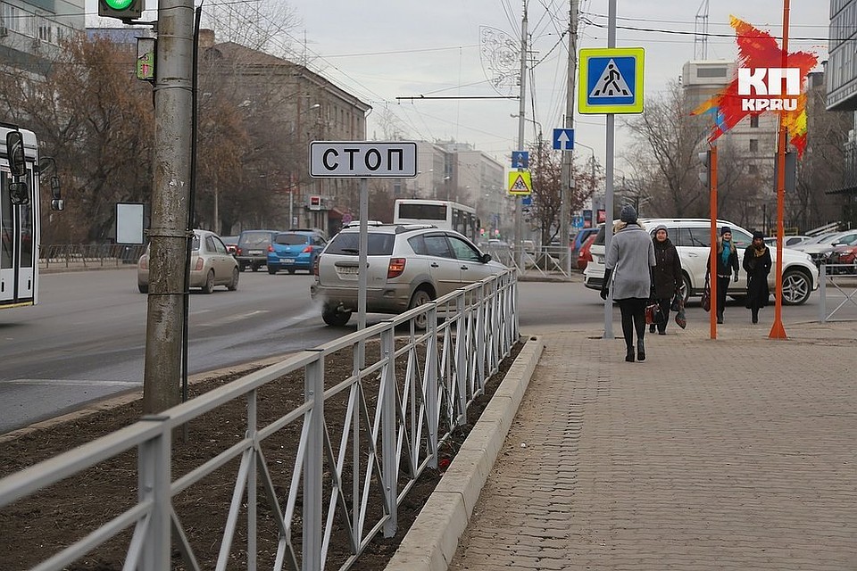 Напомним, в прошлом году в Красноярске повсеместно начали устанавливать небольшие заборчики, которые горожане тут же прозвали в соцсетях «оградками», говорили, что уж больно они на кладбищенские ограждения смахивают.