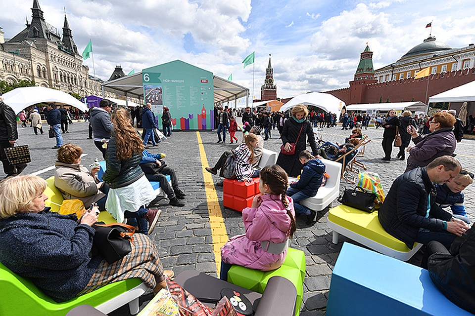 Первого июня, в день защиты детей по-прежнему будет холодно и ветрено. Поэтому для комфортной прогулки по Красной площади рекомендуем одеться в пальто и шапки