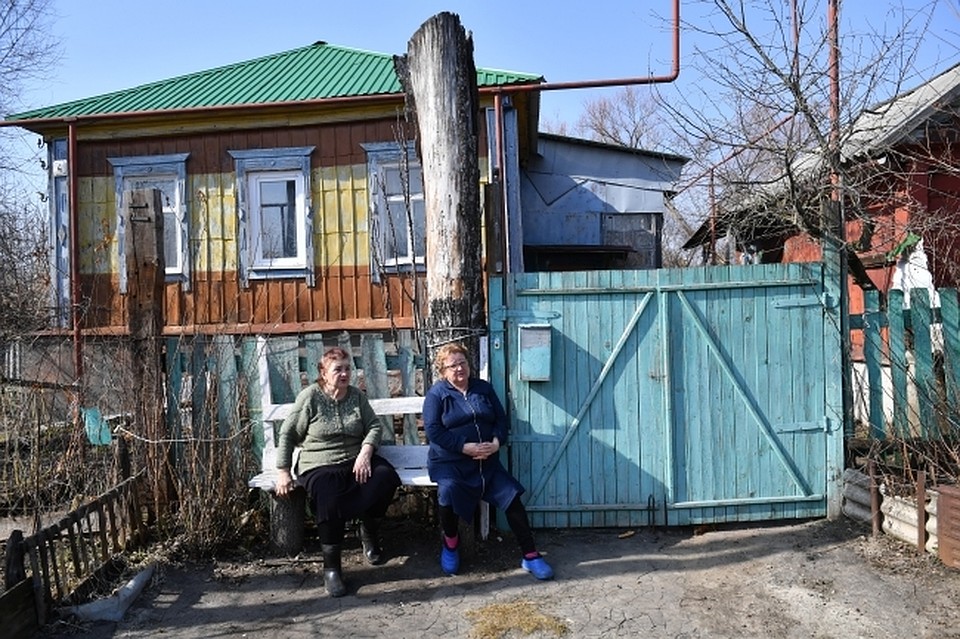 Мошенницы часто приходят к пожилым прямо в дом и заводят душевные разговоры.