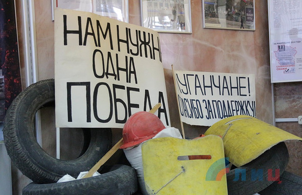 Транспаранты и покрышки с митингов. Фото: Марина Сулименко / ЛИЦ