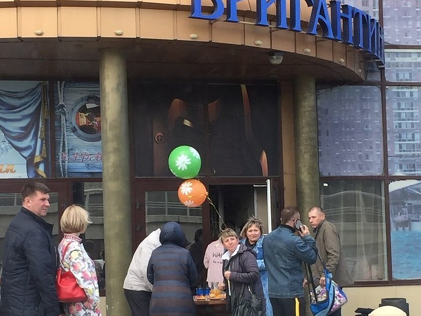 Люди не растерялись и стол с едой из заведения вынесли прямо на улицу.