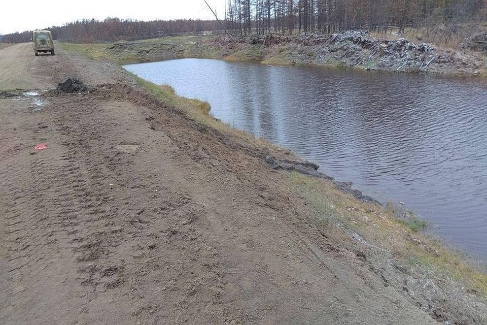 Мужчина утонул в городском искусственном озере