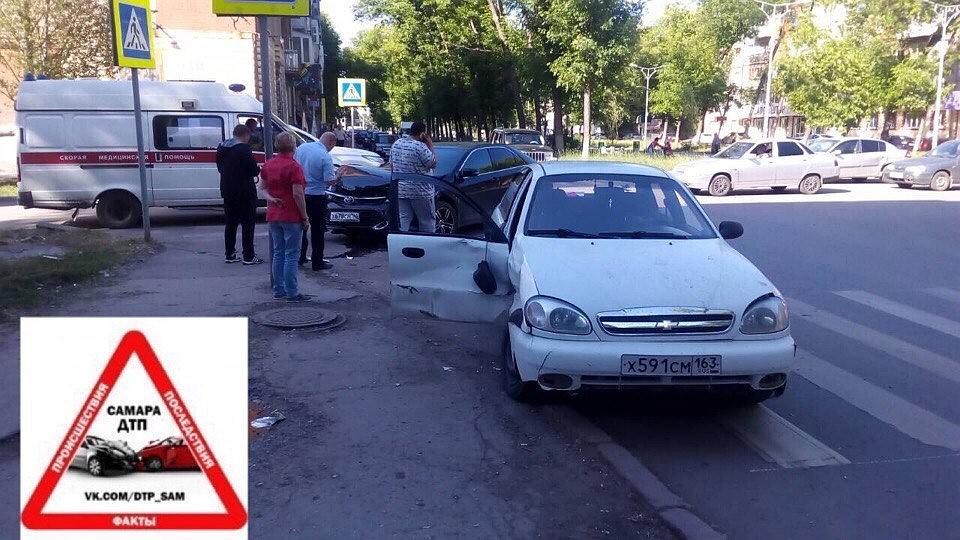 От удара обе машины получили серьезные повреждения