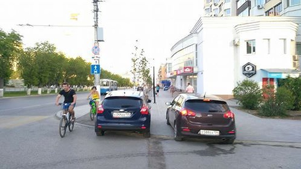 Автомобилисты паркуются прямо на тротуаре. Фото: Михаил Соломонов