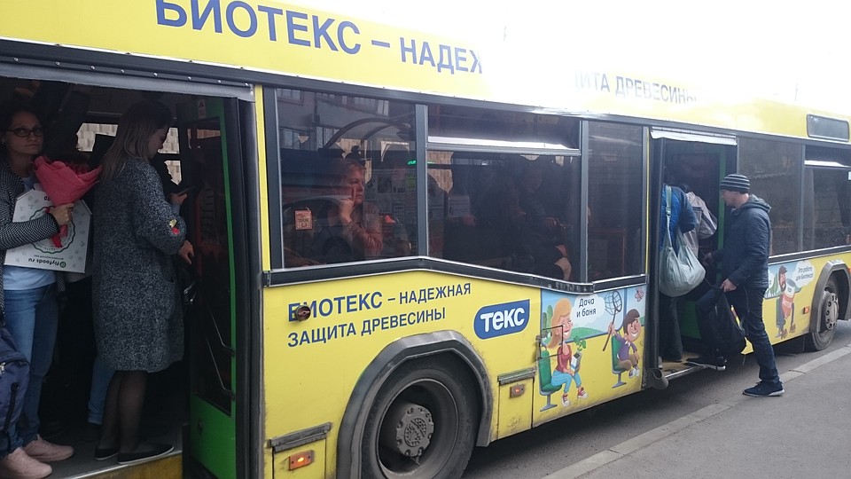 Автобусы, чьи маршруты продлили, зачастую приходится брать штурмом. На снимке - 52-ой, час пик.