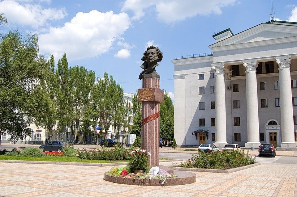 Со дня рождения всеми любимого поэта прошло уже 219 лет. Памятник в Донецке.