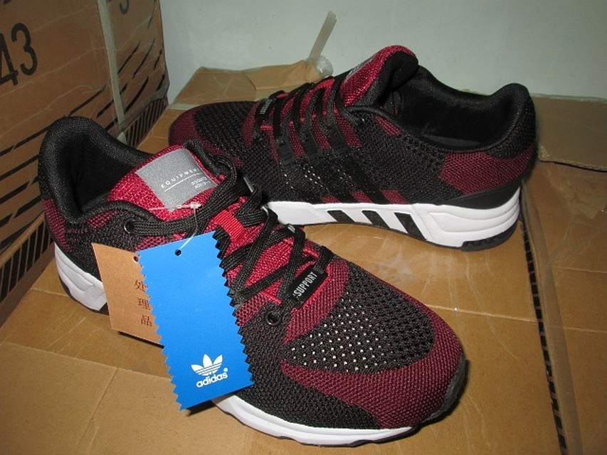 Контрафактные кроссовки ADIDAS
