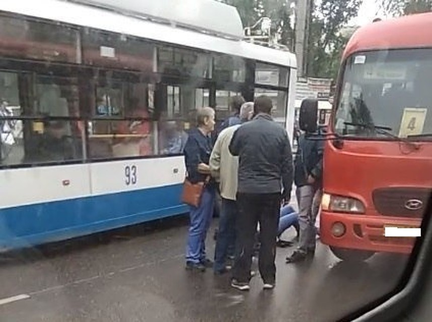 Очевидцы уверяют, что водитель маршрутки гонялся за троллейбусом