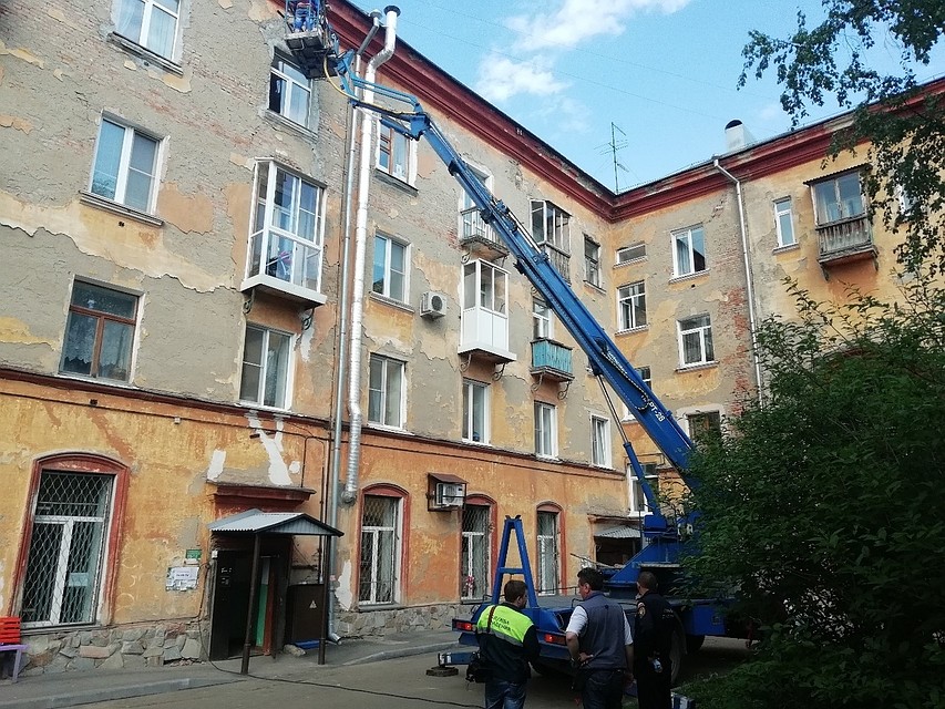 Из дома №27 по улице Островского эвакуировали жильцов из 18 квартир.