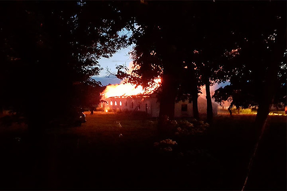 В Ленобалсти пожар почти уничтожил памятник ЮНЕСКО.